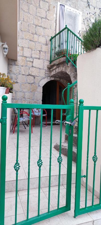 Renovated Old Stone House Apartman Lokva Rogoznica