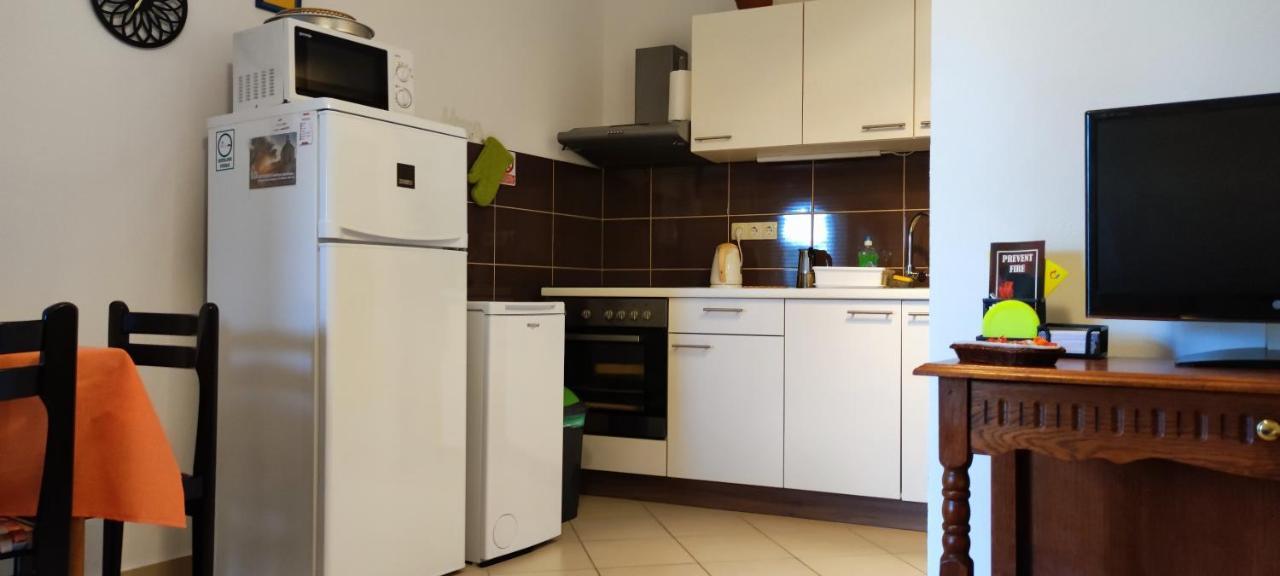 Renovated Old Stone House Apartman Lokva Rogoznica
