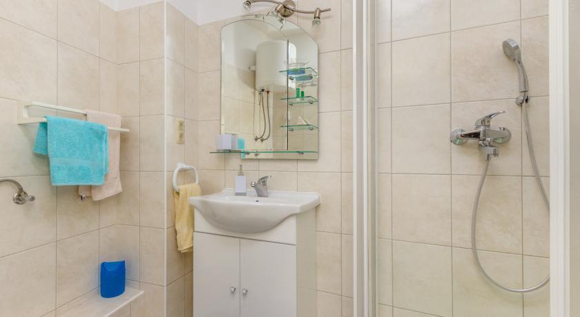 Renovated Old Stone House Apartman Lokva Rogoznica