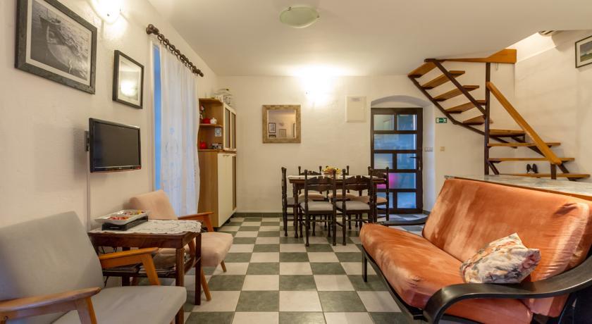 Apartman Renovated Old Stone House *