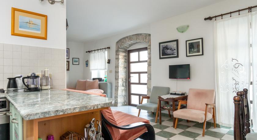 Renovated Old Stone House Apartman Lokva Rogoznica